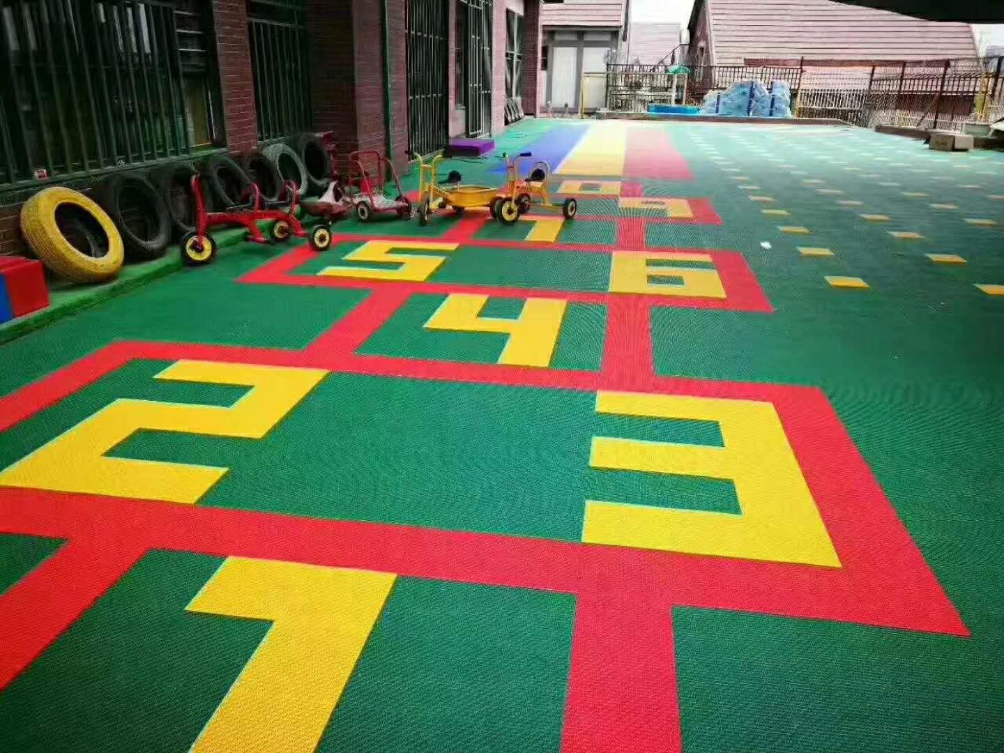 京华合木幼儿园装修材料之悬浮式塑料拼接运动地板